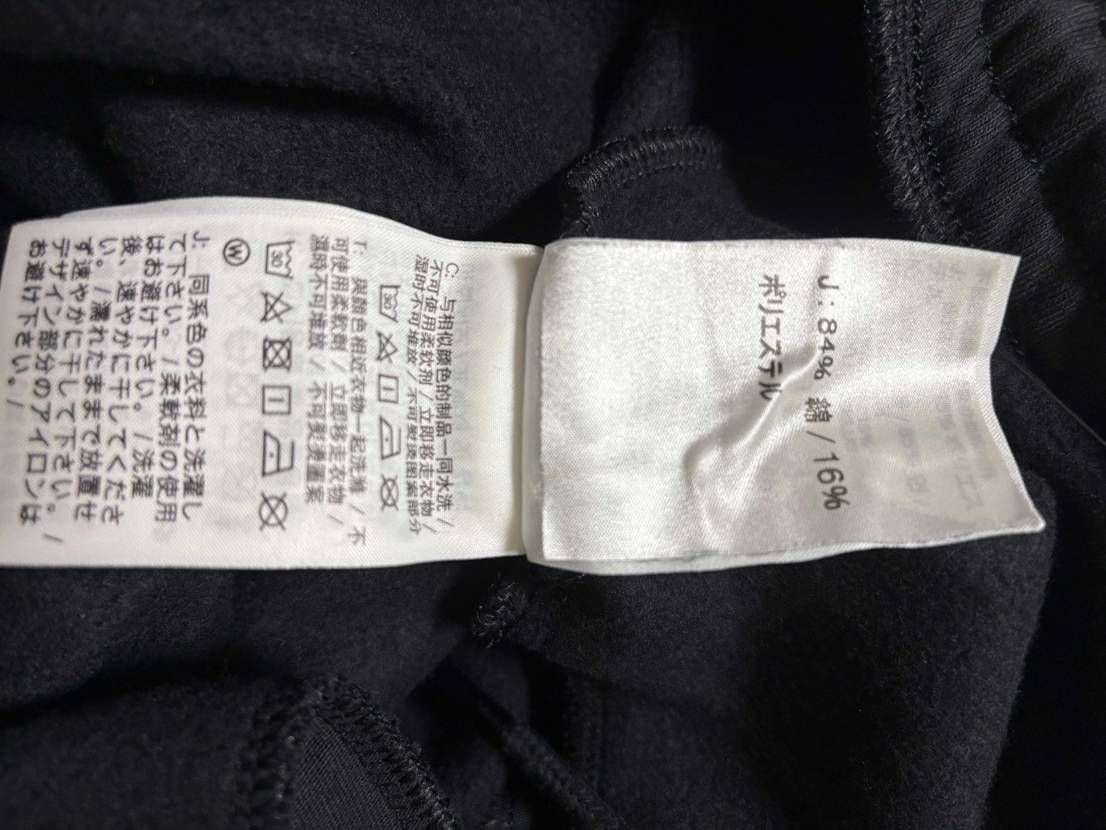 店頭、オンラインでスウェットパンツ購入された方に質問です。
裏地のタグですが、