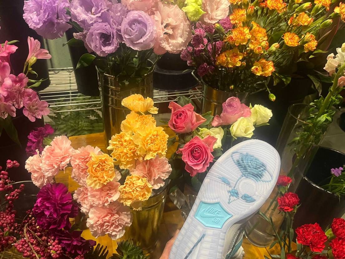 花屋の婿の為にある。
バラに買いにきなはれ！
嫁は花屋わしは現場監督！