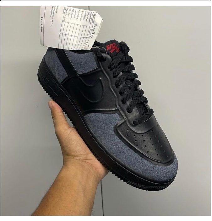 これがNike SB × NIKE AIR FORCE 1 のサンプルらしいです