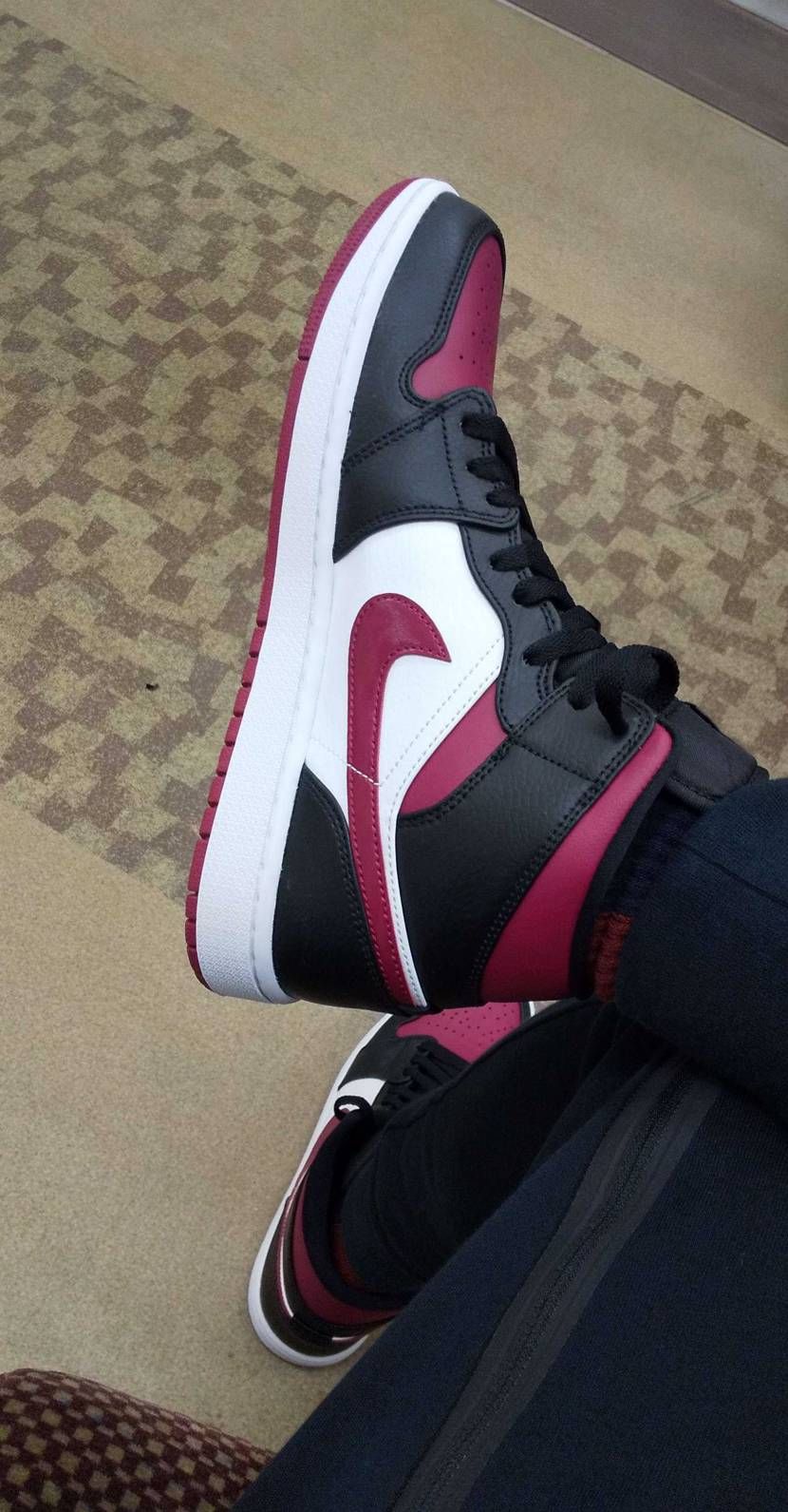 AJ1MID初履き！
今のところ日本未発売！
レッドというかワインレッドです
個