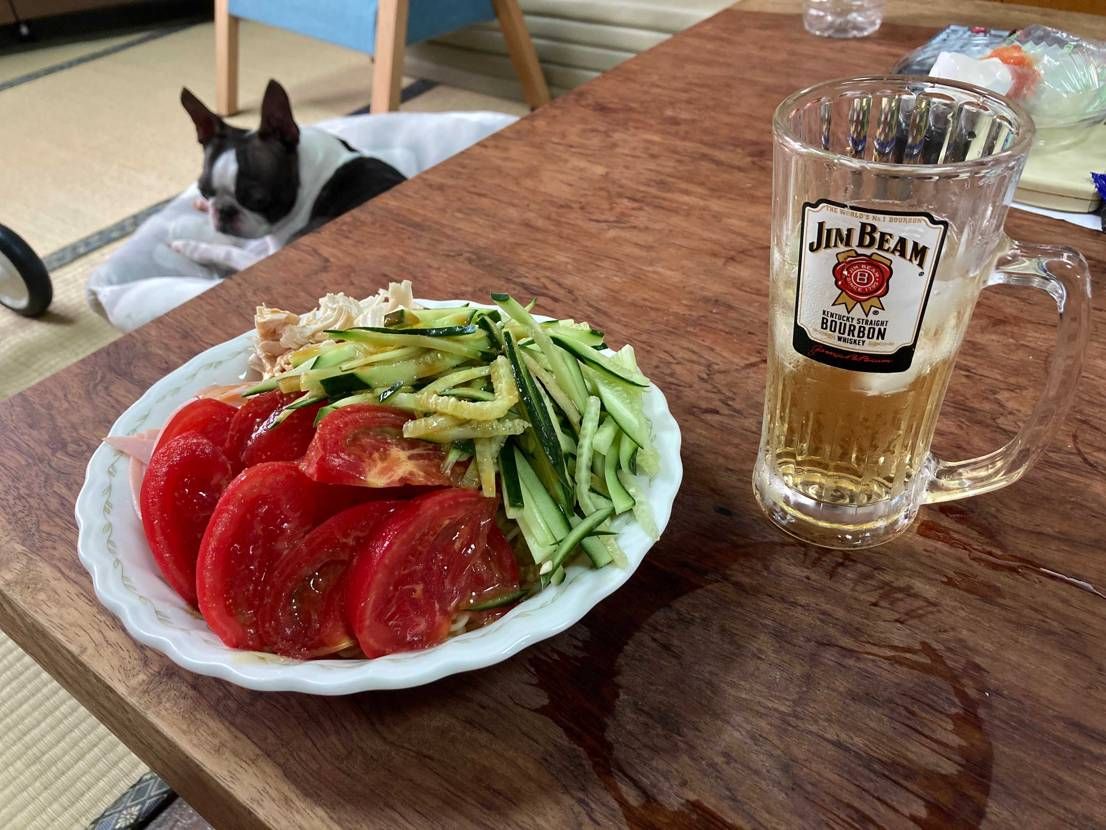 朝から暴力的な量の冷中を食する^ ^♪
今日は何履くかな〜と玄関先で考えち