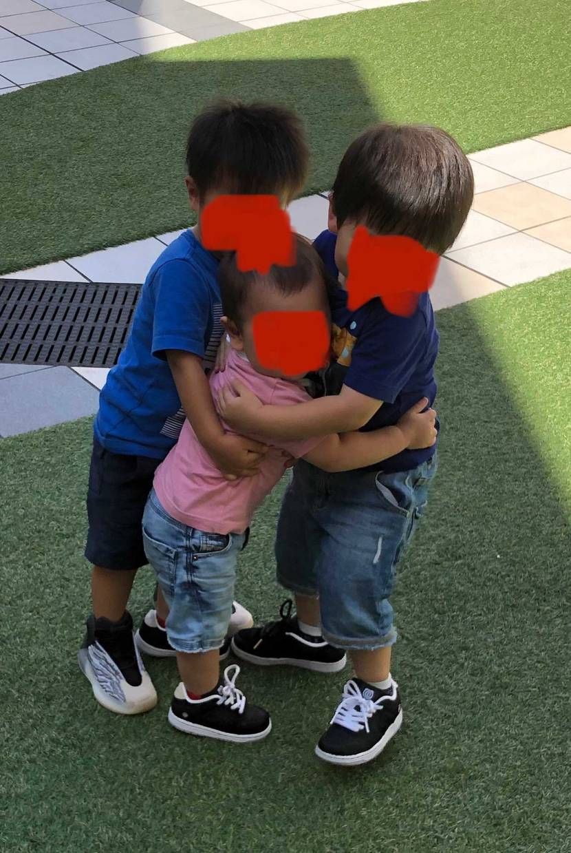 突然おチビ達の抱き付きシリーズ🥰

第二段友達とこの子供が増えました笑笑
