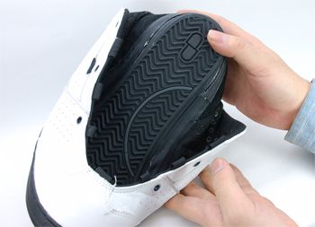 00年に出たOVIDIANというスニーカーを思い出したｗ
スニーカーの中にスリ