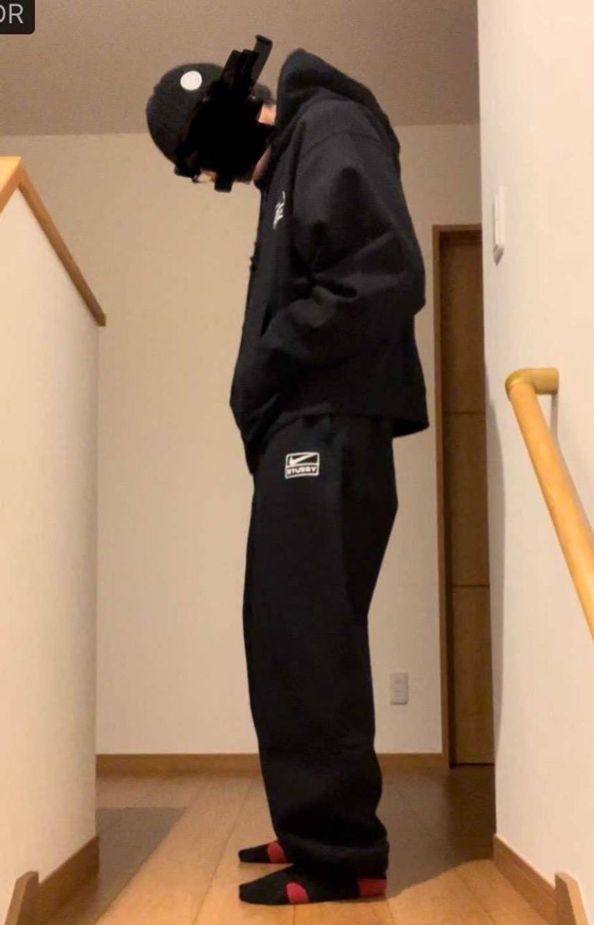 届いたので早速着てみました。
172cmの73キロ、がっしり体型です。