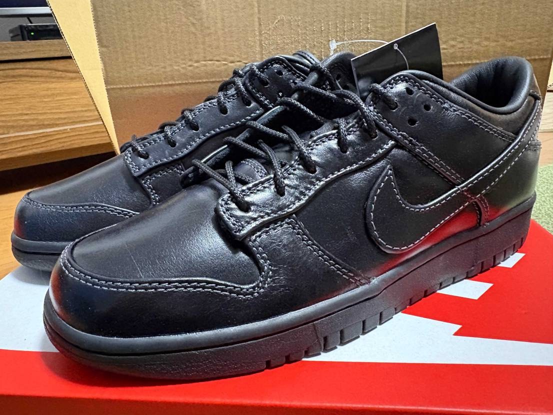 皮の質感が非常に良くて、今までのダンクとは確実に一線を画すような一足です。

