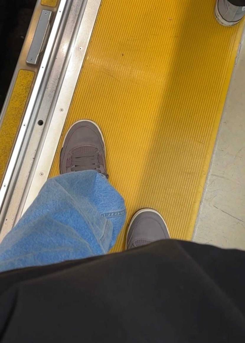 電車で座ってたらtravisのオリーブ履いてる人が目の前に現れて怖かった
と、