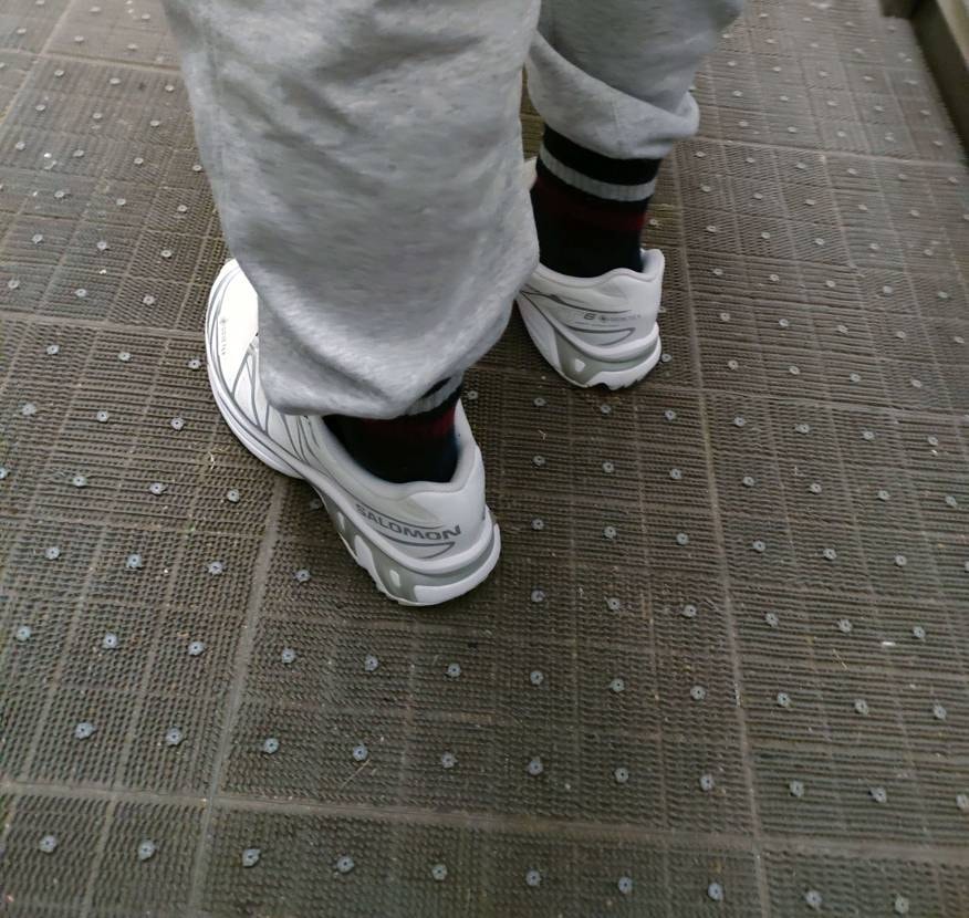 雨でも気にせず履ける靴が欲しくてサロモン買ったのに白にしたも