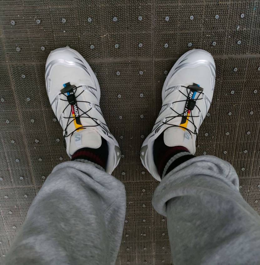 雨でも気にせず履ける靴が欲しくてサロモン買ったのに白にしたも