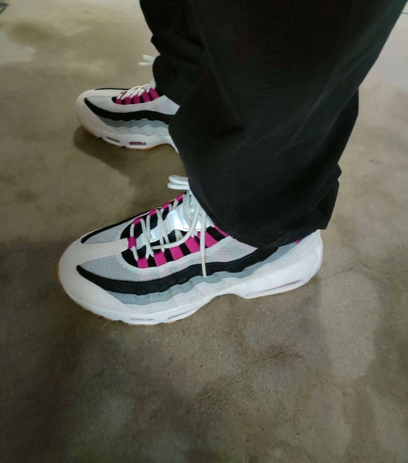 こちらでした💁‍♂️
写真ではわかりにくですが右足の方の靴がダルビッシュのスラ