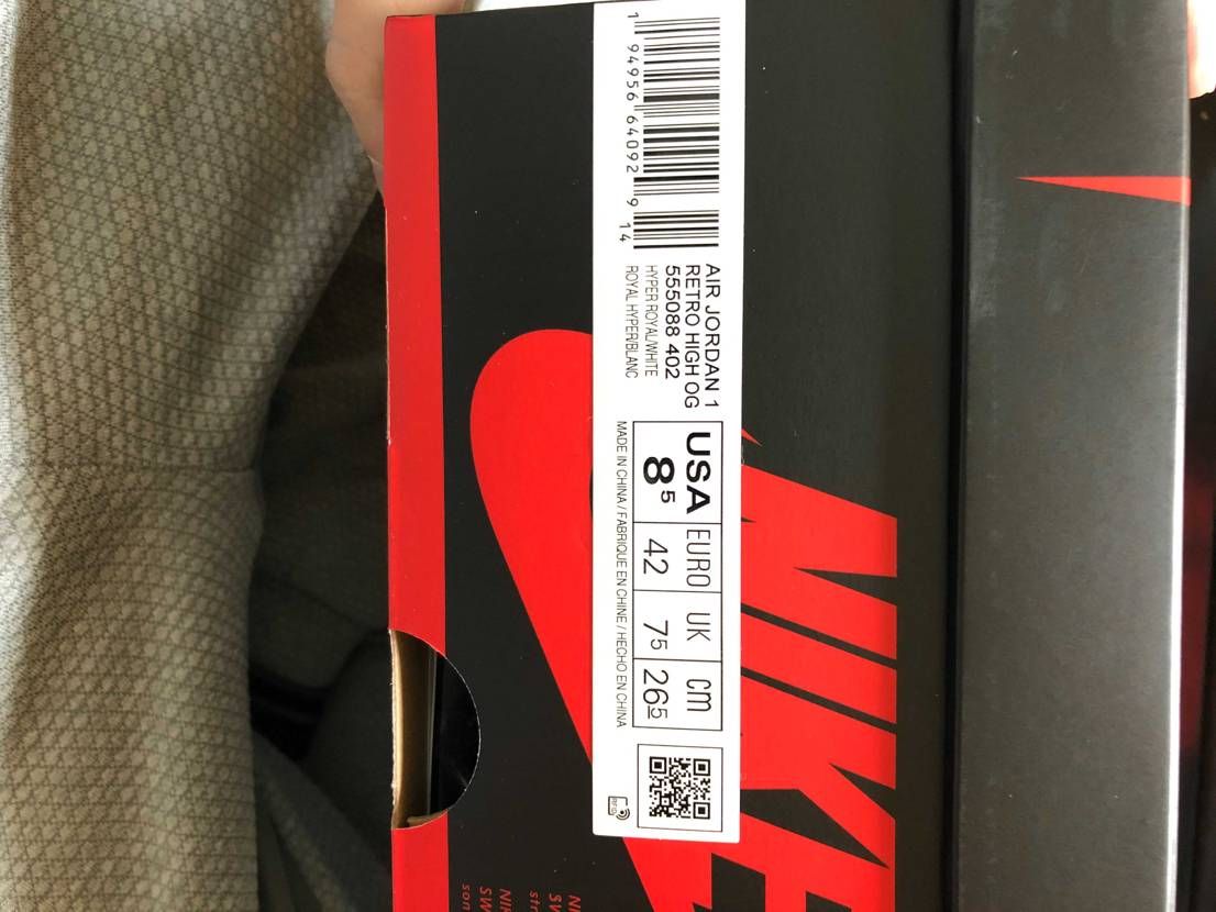 質問ですが、SNKRSでハイパーロイヤル当たったのですが箱のラベル位置が左端の中