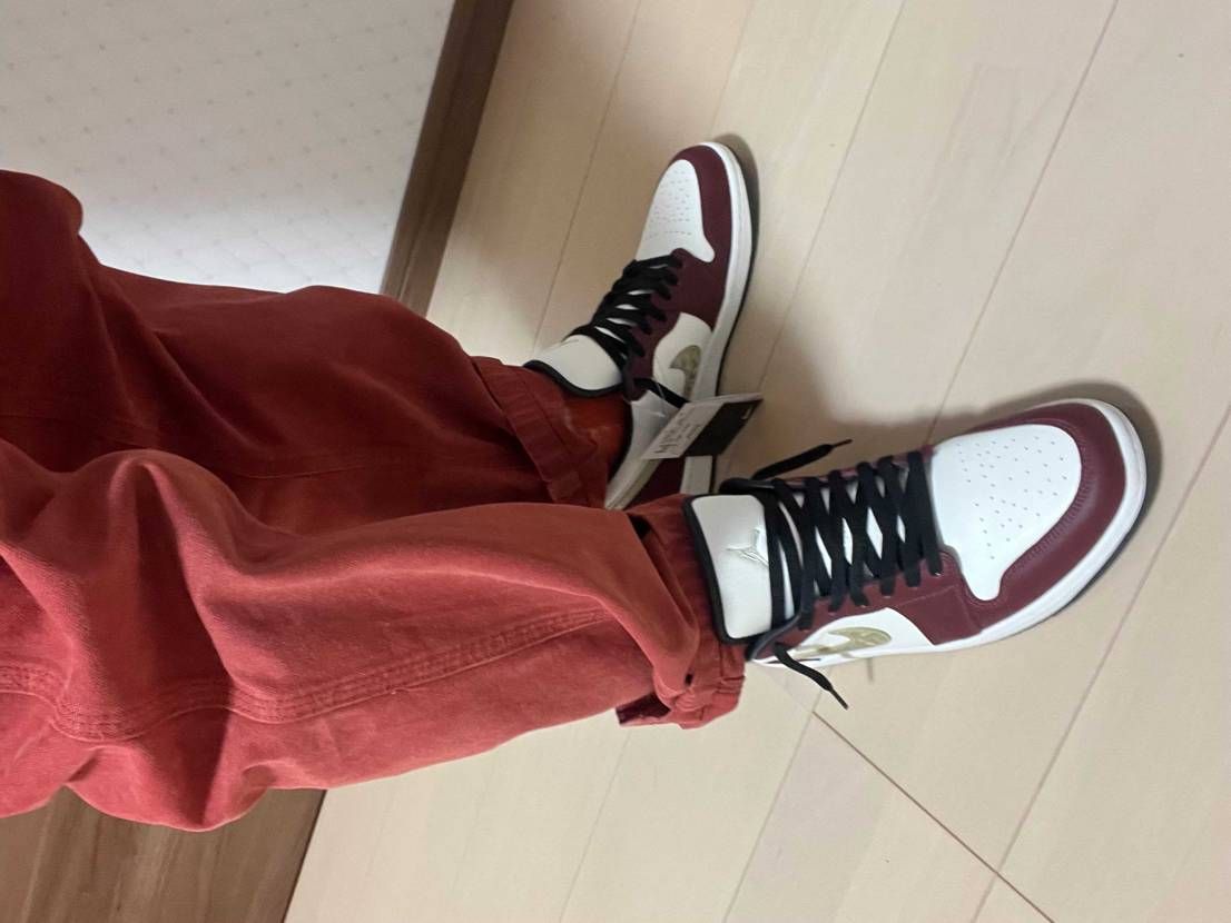 黒紐に替えてみた!
AJ1ハイはOGとmidで差を感じるが、ローの場合は質感も