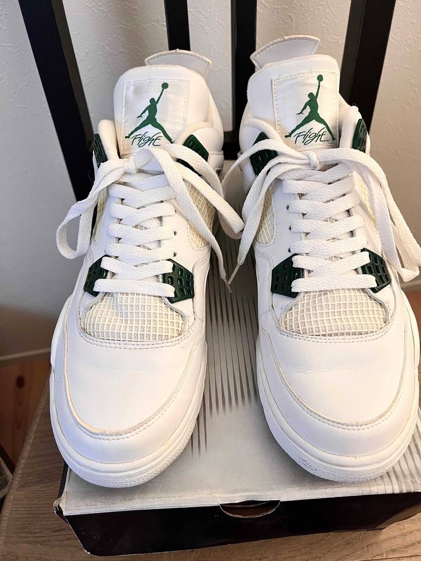 緑のジョーダン4と言えばこれw😆
ワンポイントのみの緑が上品。
2004年購
