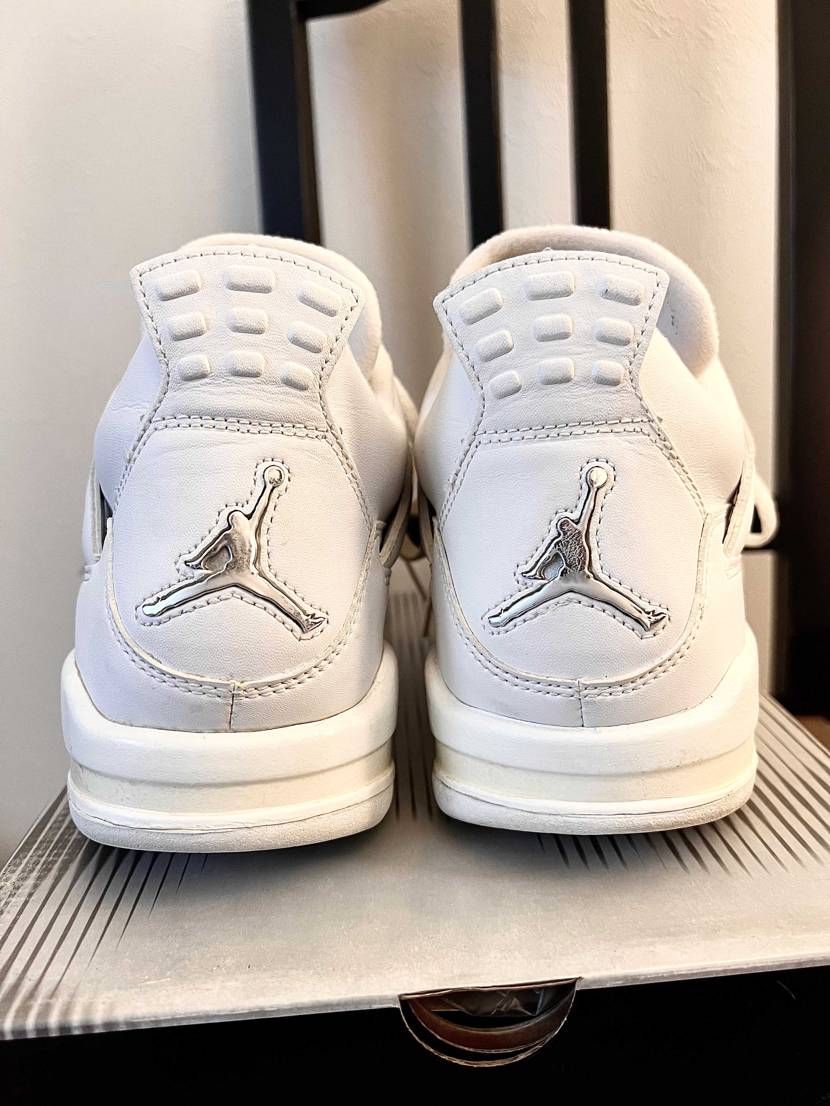 緑のジョーダン4と言えばこれw😆
ワンポイントのみの緑が上