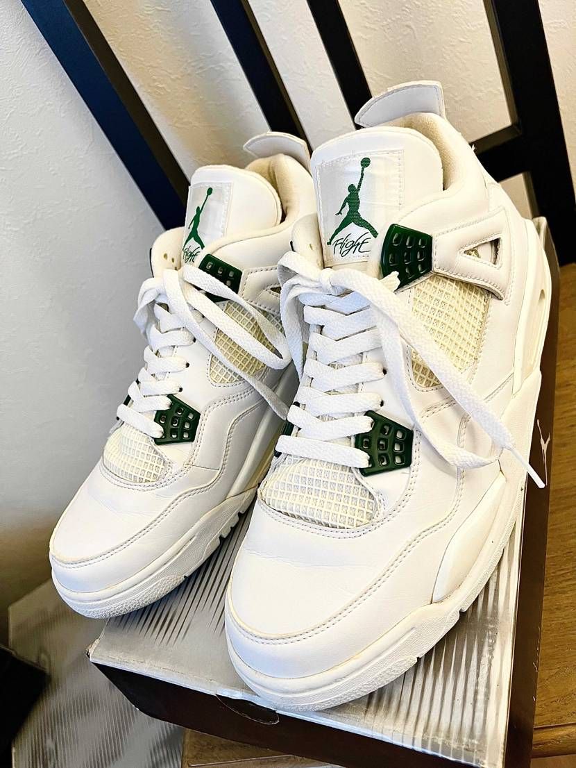 緑のジョーダン4と言えばこれw😆
ワンポイントのみの緑が上