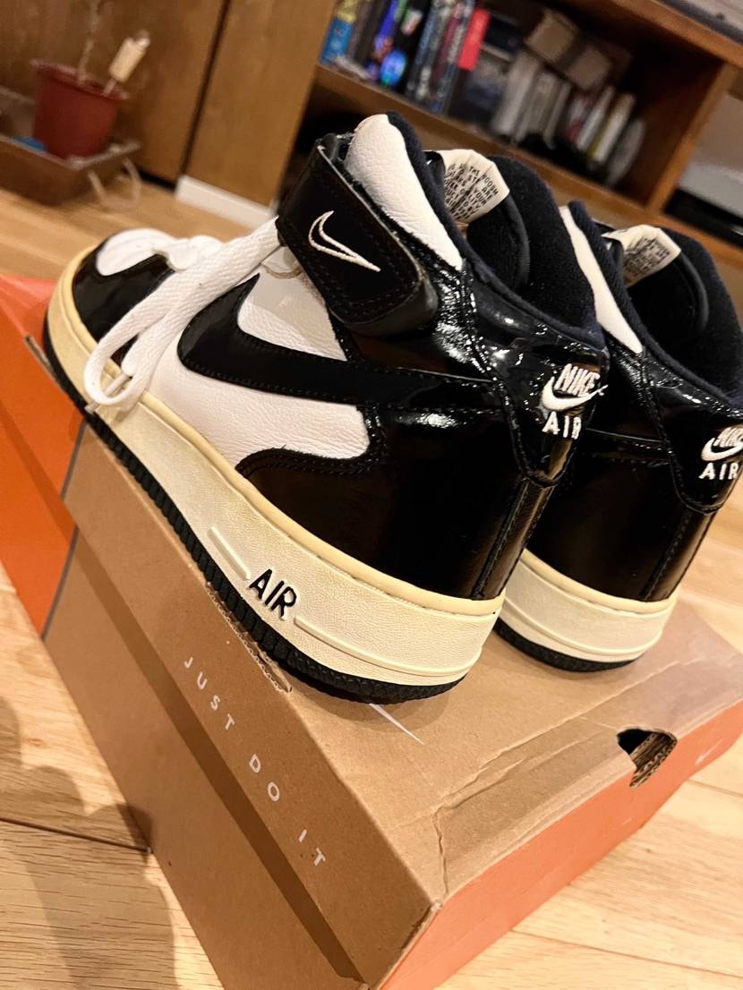 1番履いたAF1😄
当時エナメル使いのスニーカーがどうして