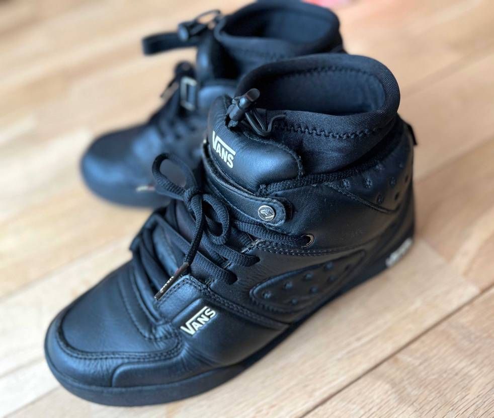 スニーカーの整理をきてたら出てきたVANSの
モデル名不明の靴😊
17年くら