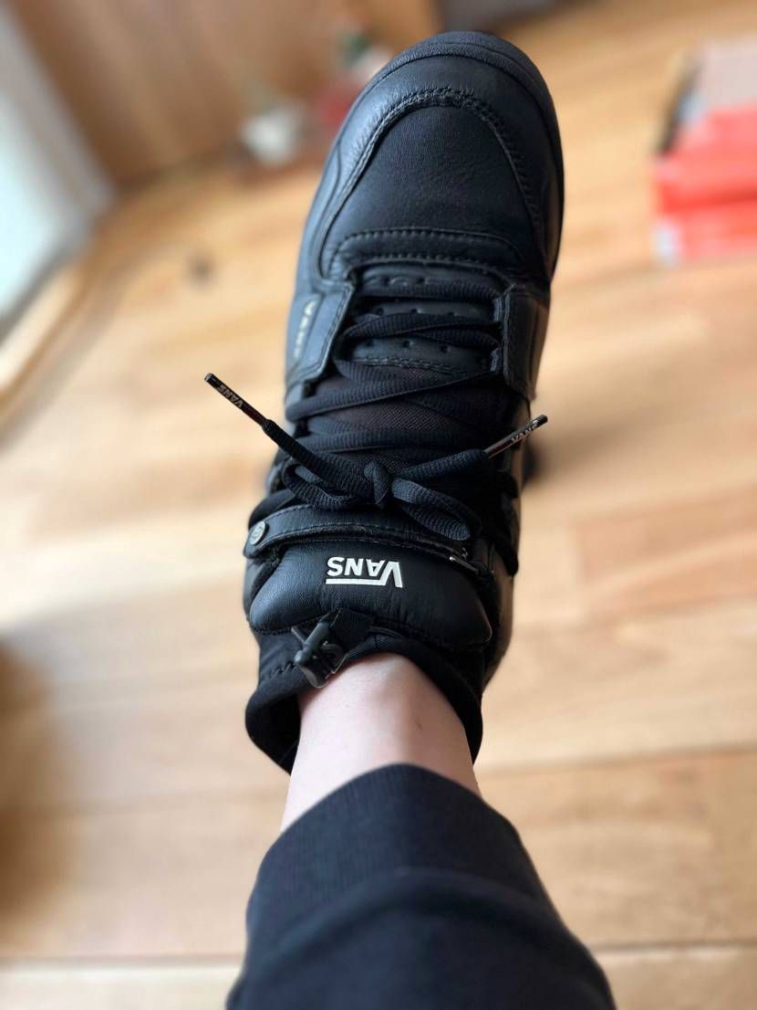 スニーカーの整理をきてたら出てきたVANSの
モデル名不明