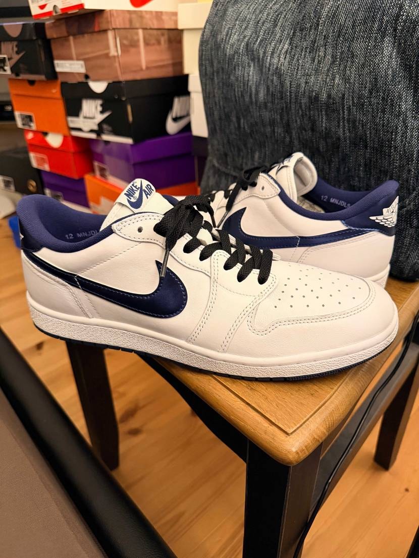 白ベース×青系に黒のシューレースってカッコいいなと気付かされたので、さっそく変え