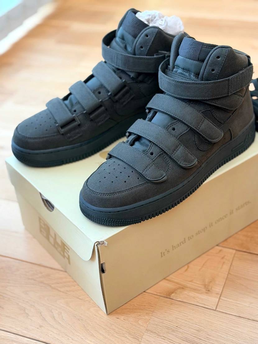 見た目はシューレース有りの方が好きなんだけど、あまりにも脱ぎ履きが面倒なのでシュ