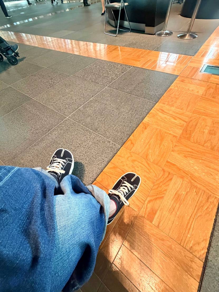 今日はマルジェラのスニーカーで博物館に行ってきました😄指が別れてる部分がかなり硬