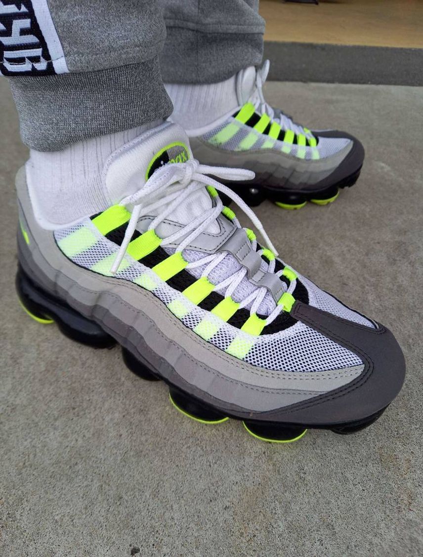 本日はNIKE AIR VAPORMAX 95 OG NEONを👟
昨日は暖か
