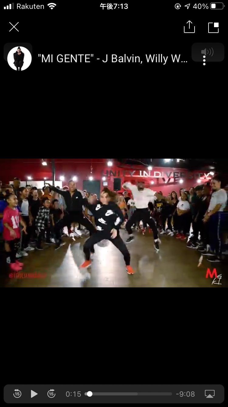 真ん中の女性が着ているトレーナー　名前や売っている店わかる方教えて下さい。