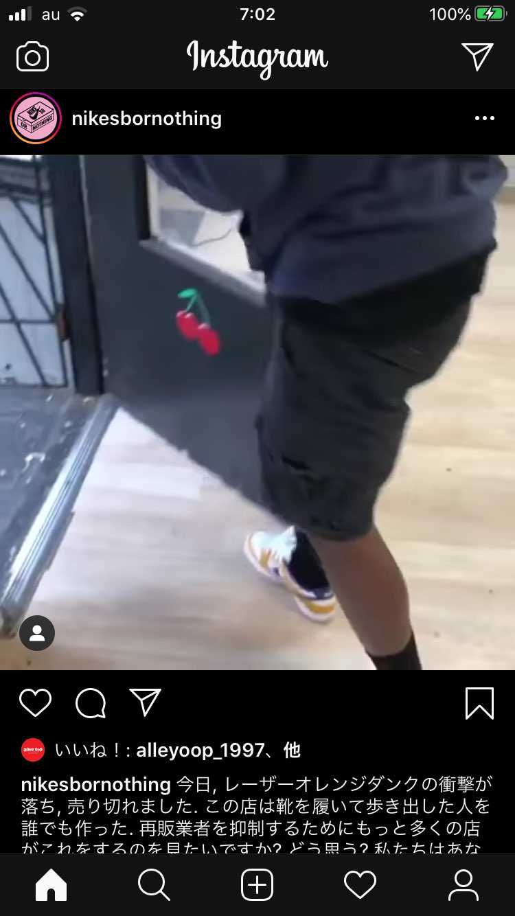 この海外の店おもしろい、転売防止でその場で履かせて購入させてるw