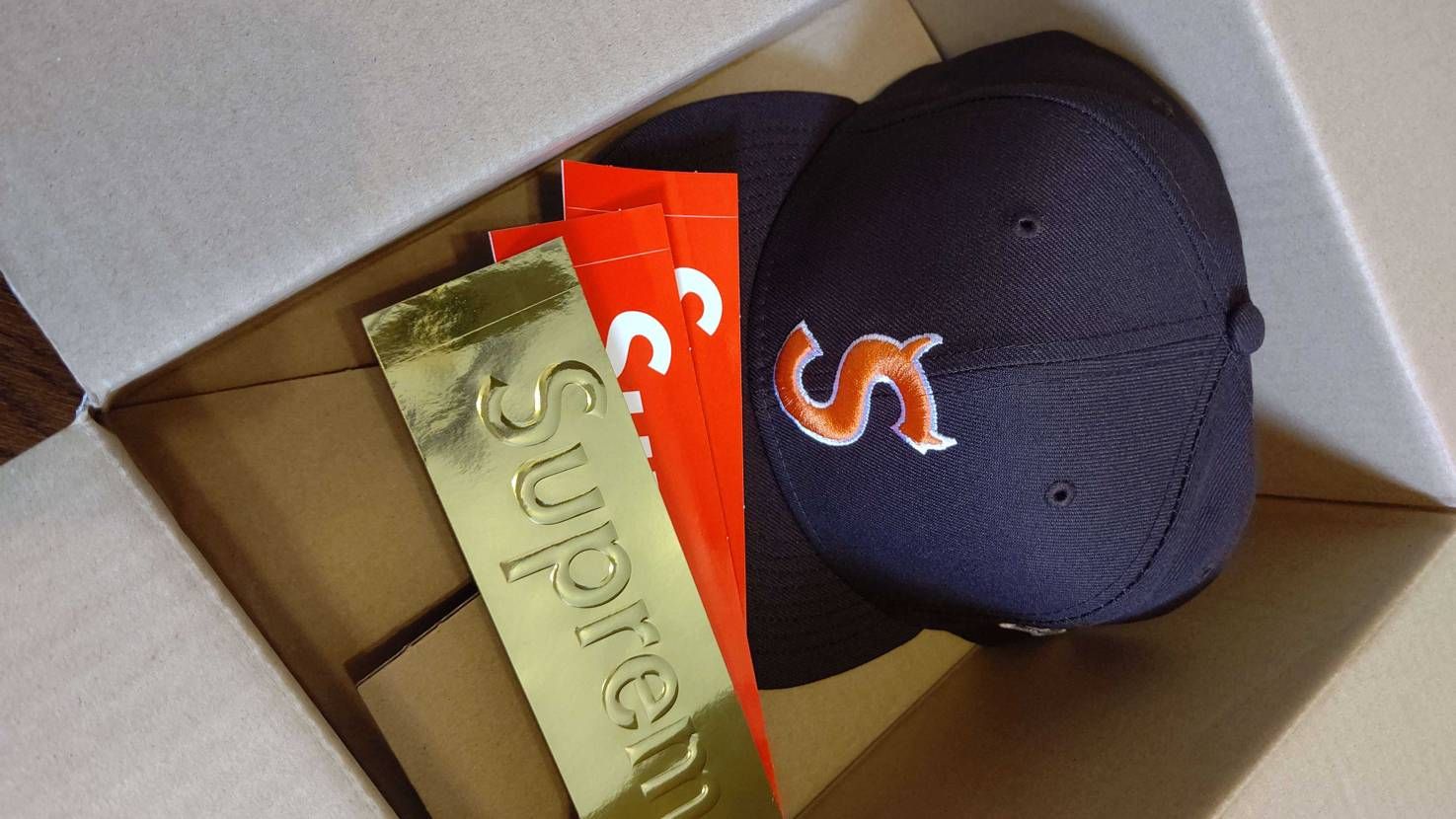 Supreme立ち上げオンライン購入到着😄
金ロゴステッカー入っててよかった😢