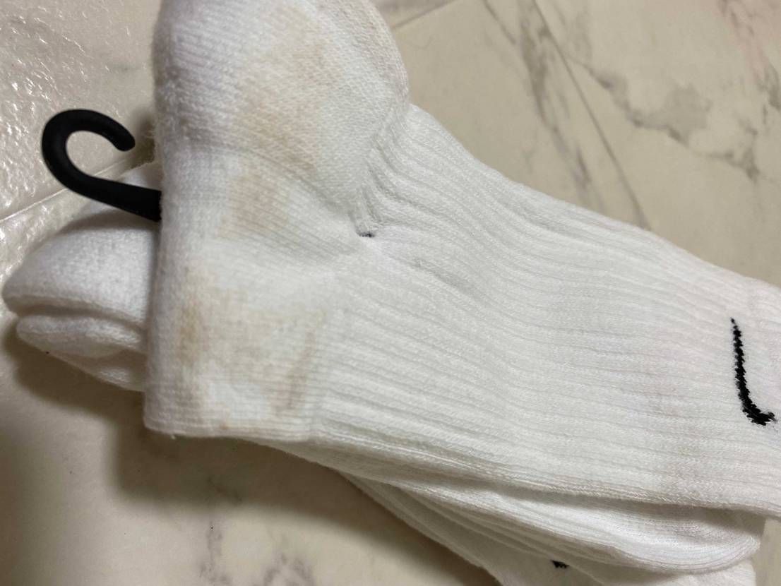NIKEで買った靴下届いたら一足めっちゃ汚れてる最悪。
1000円くらいだから