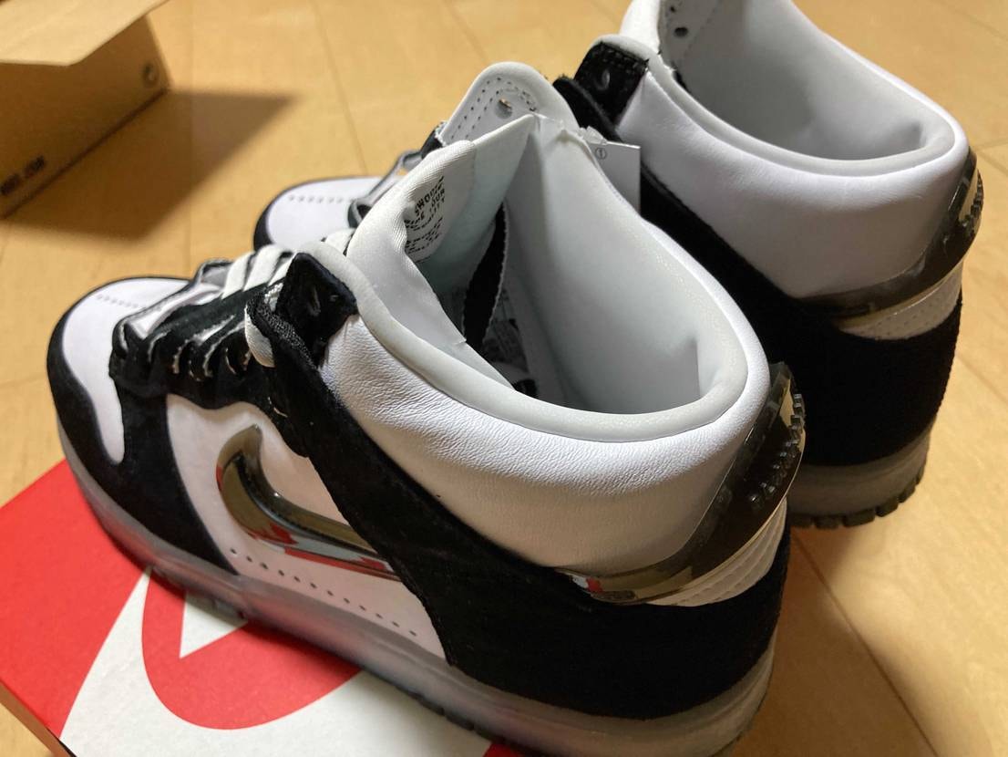 スニーカーを集めて初めてプレ値で購入
これは一目惚れした