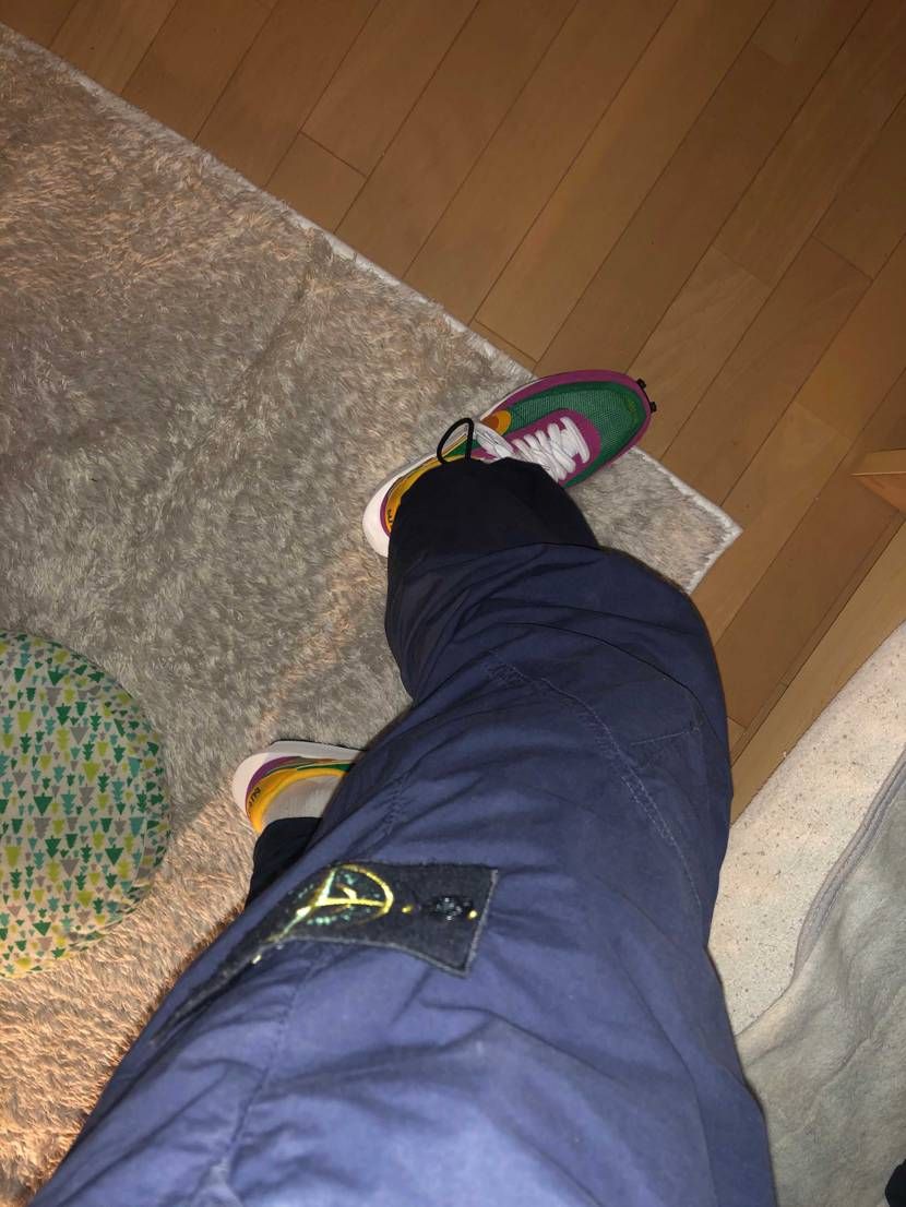 この服装に合うアウターやスウェットでオススメはありますか？
