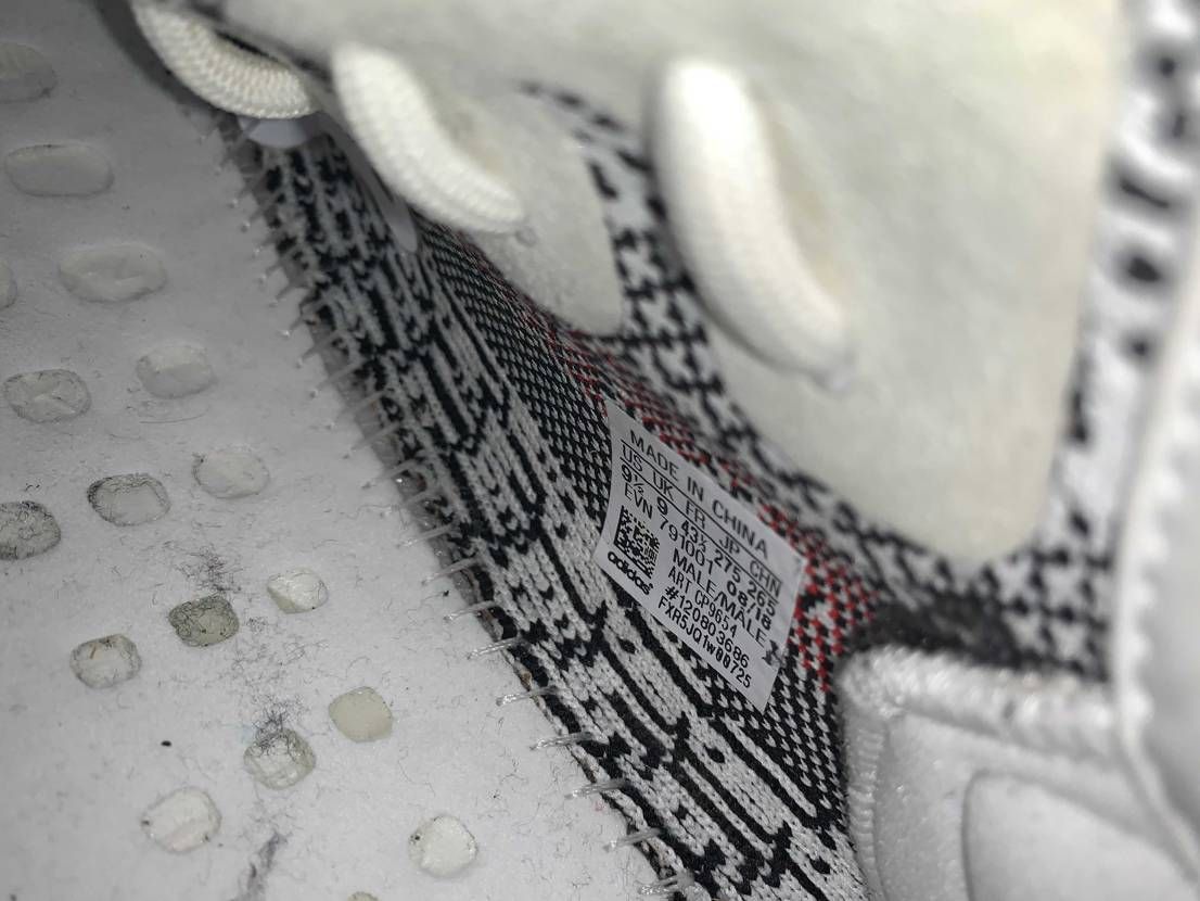 yeezyを5足持っているのですが
足を入れる部分に貼ってあるサイズタグでMA