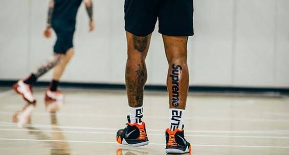 別にsupremeは否定しないしむしろカッコいいから、supreme所持アピール