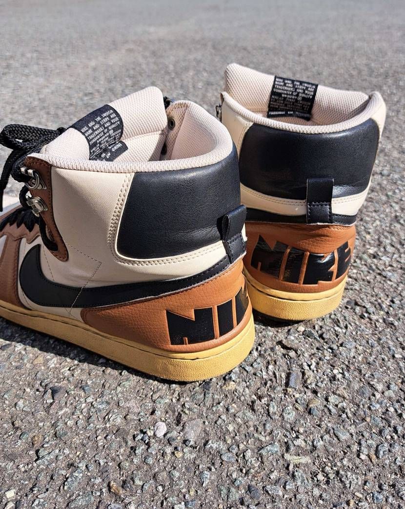 2010　ゴツナイキ🟫。

普通のカマボコとは違うロゴが💘
この👟もオール
