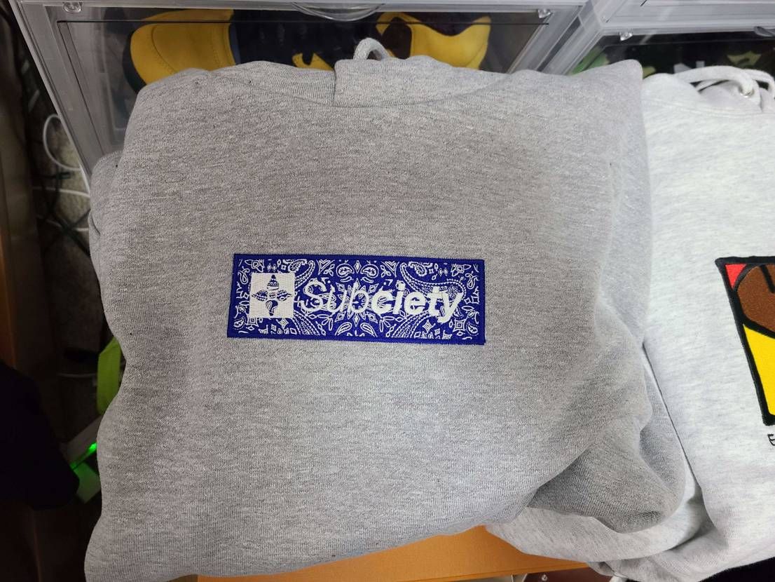 グレーのパーカー欲しくてZOで適当に買ったんだけど、よく考えたらペイズリーボロゴ