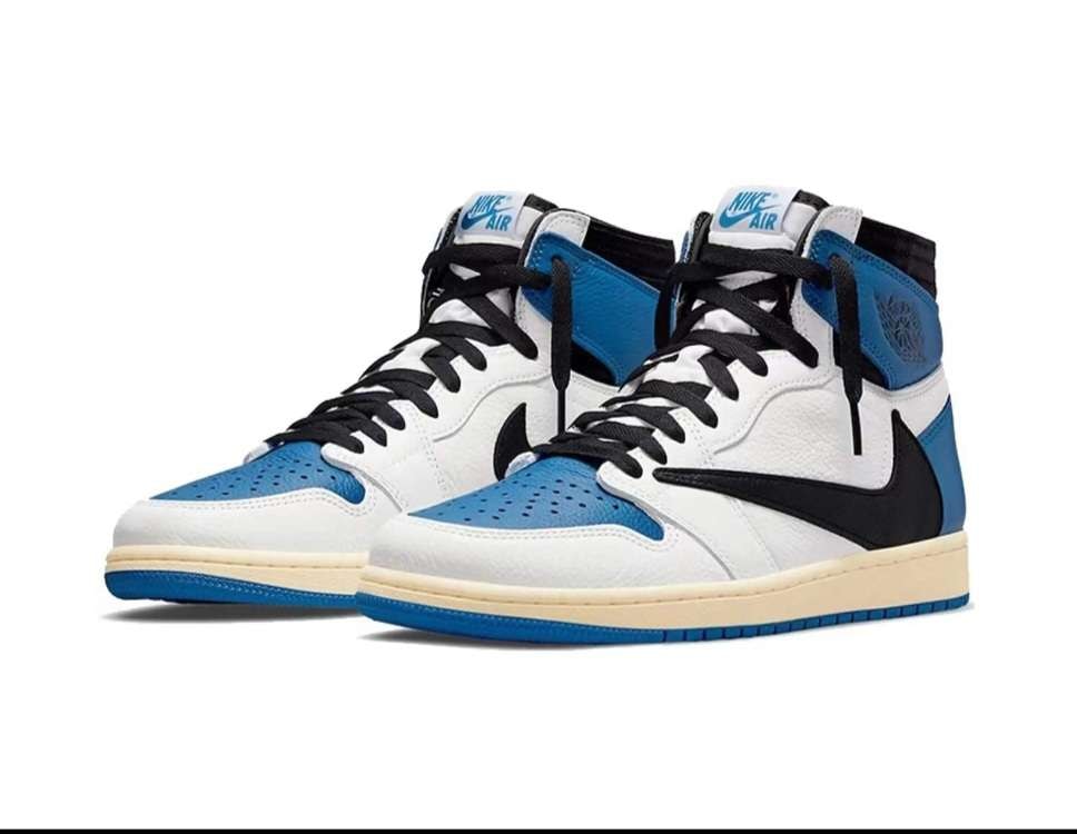 シューレースの色、ピンクか黒か迷うなー
皆さん何色か教えてください!