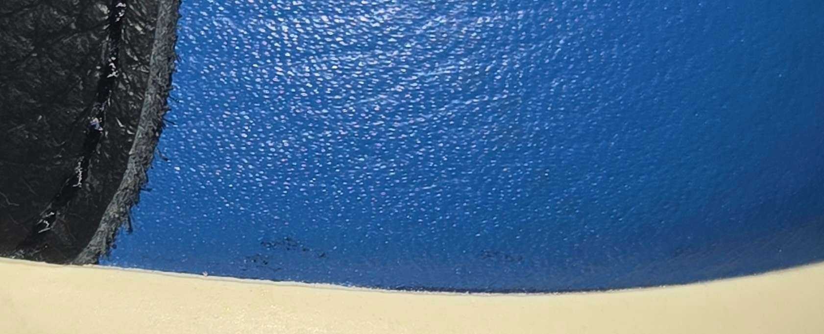 トラフグハイカットの青いレザーに黒い斑点?みたいなのあるんですけど製造過程ですか