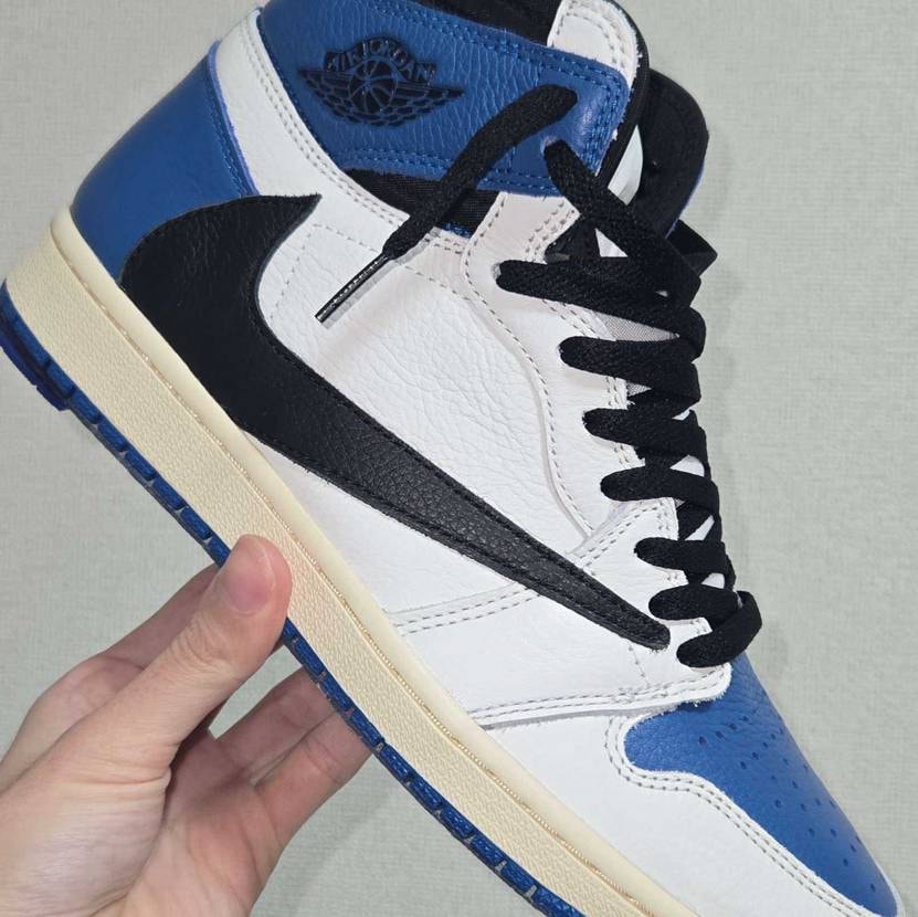 シューレースどっちがいいかな?🤔