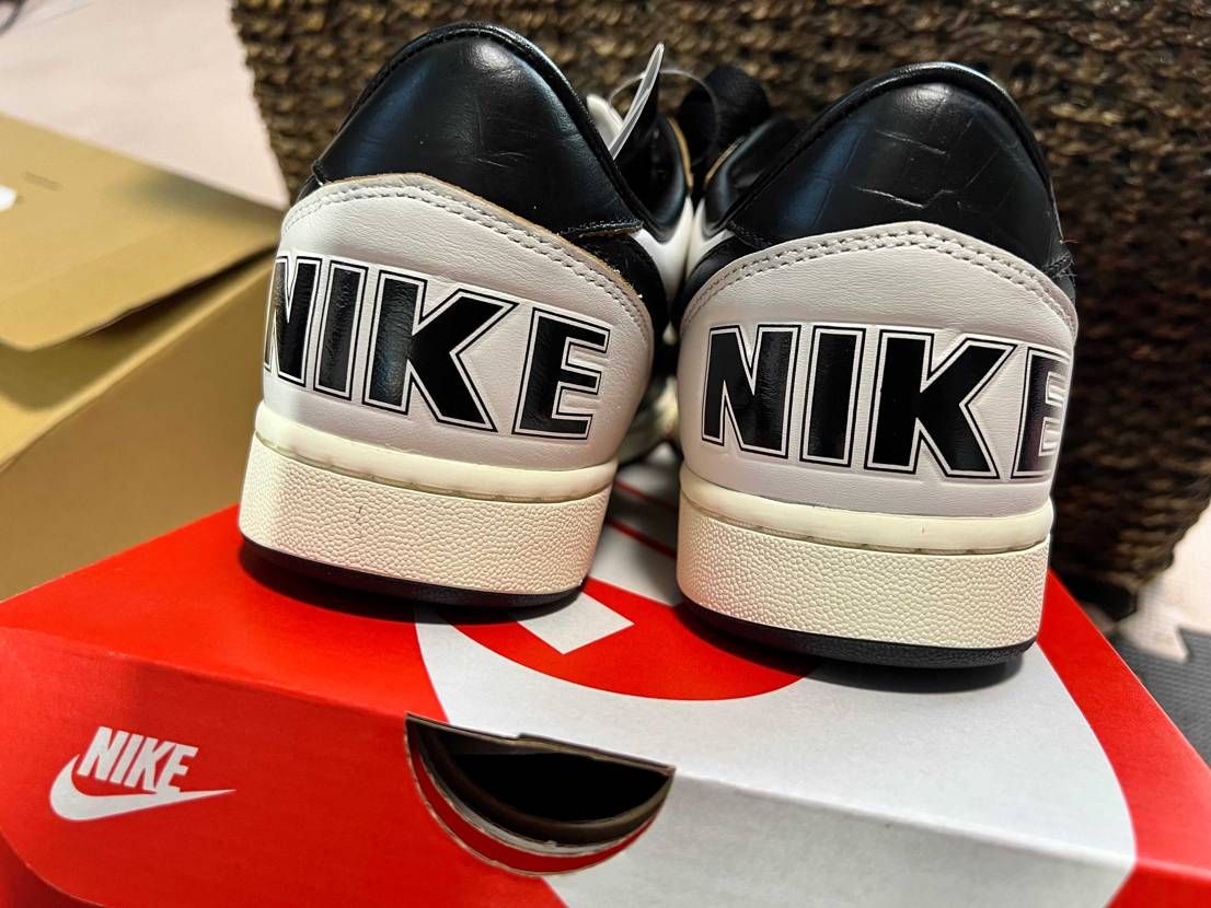 6000円ちょっとで買えたこのスニーカー👟
踵の黒い部分がツンっとしていて、
