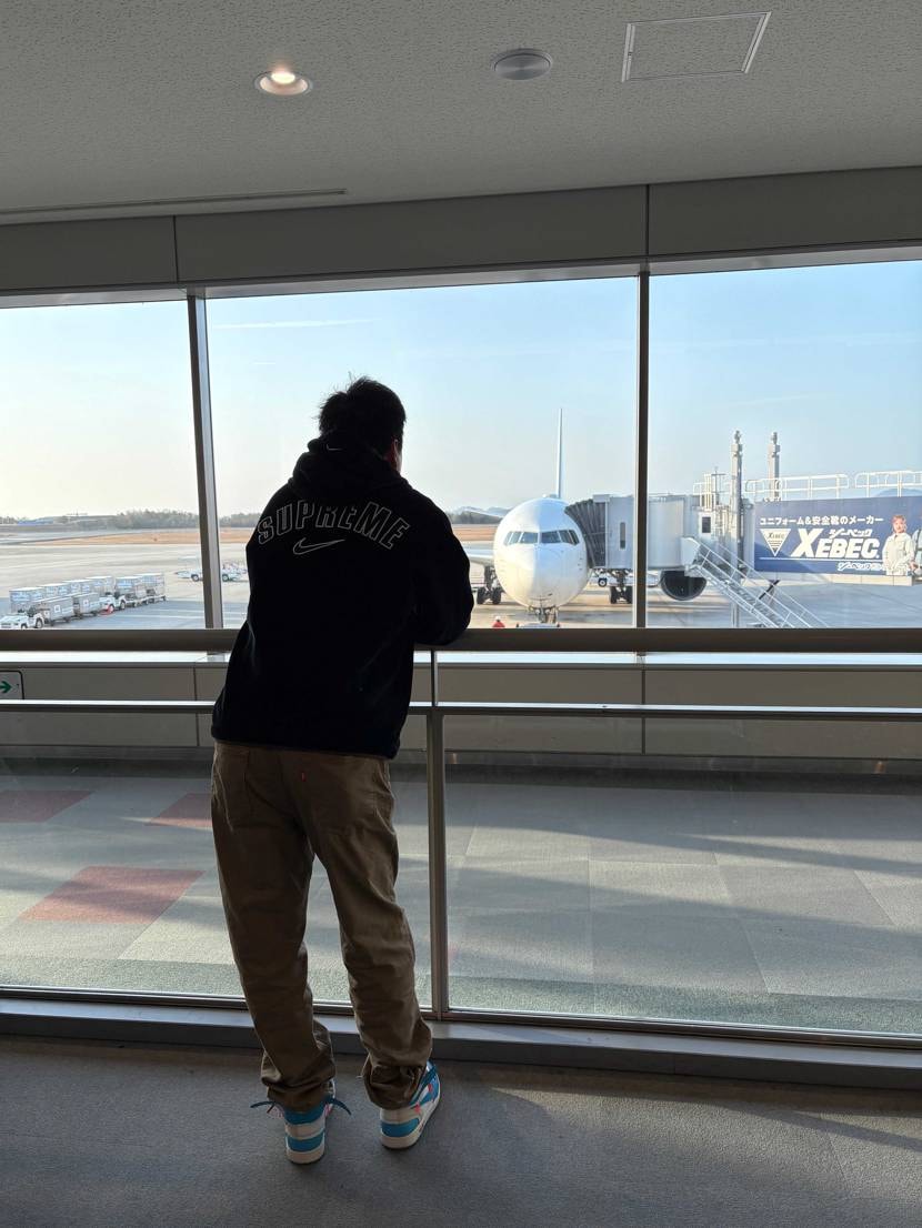 今日は子供の受験合格祝いで家族で旅行👍
お出かけ我慢してたから久々に履くスニー