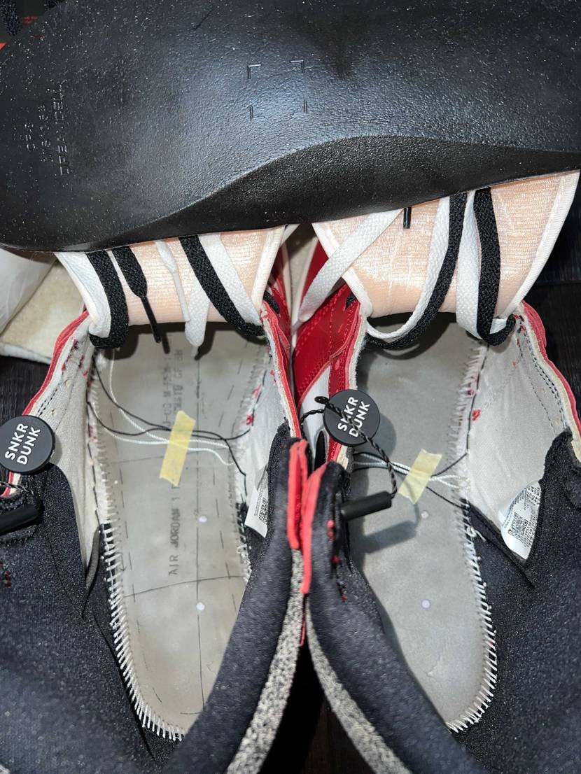 スニダンで購入した2足のシカゴですが！2つは、左足のスニーカーの底面です。片方が