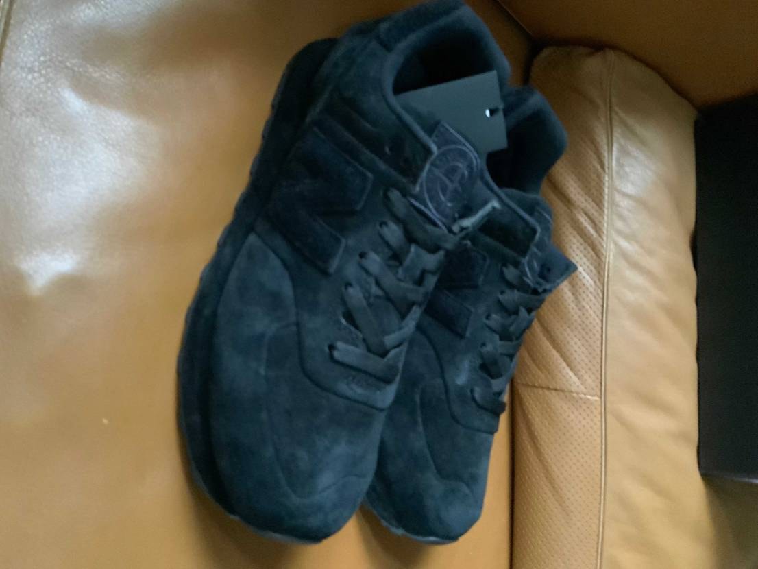 やっと届いた574
ほとんど黒に見えるけど濃紺
さりげなく凝ったディティール