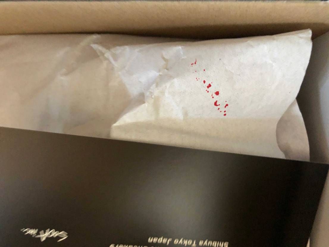 ボルドー今届いたのですが紙に血みたいなのが付いててめっちゃ嫌なんですけど…
他