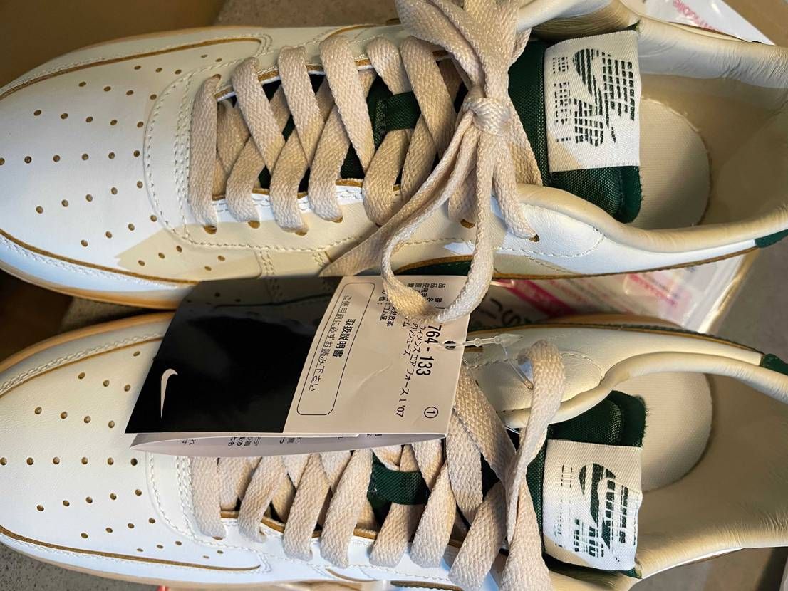 本日NIKEストアよりモスリンが届いたのですが、シュータンのNIKEロゴのかすれ