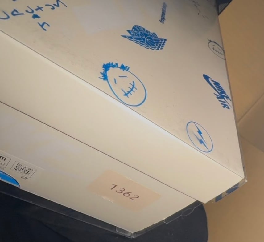 ここで購入した物が届き確認したところ、サイズシールの斜め上あたりに写真のような番