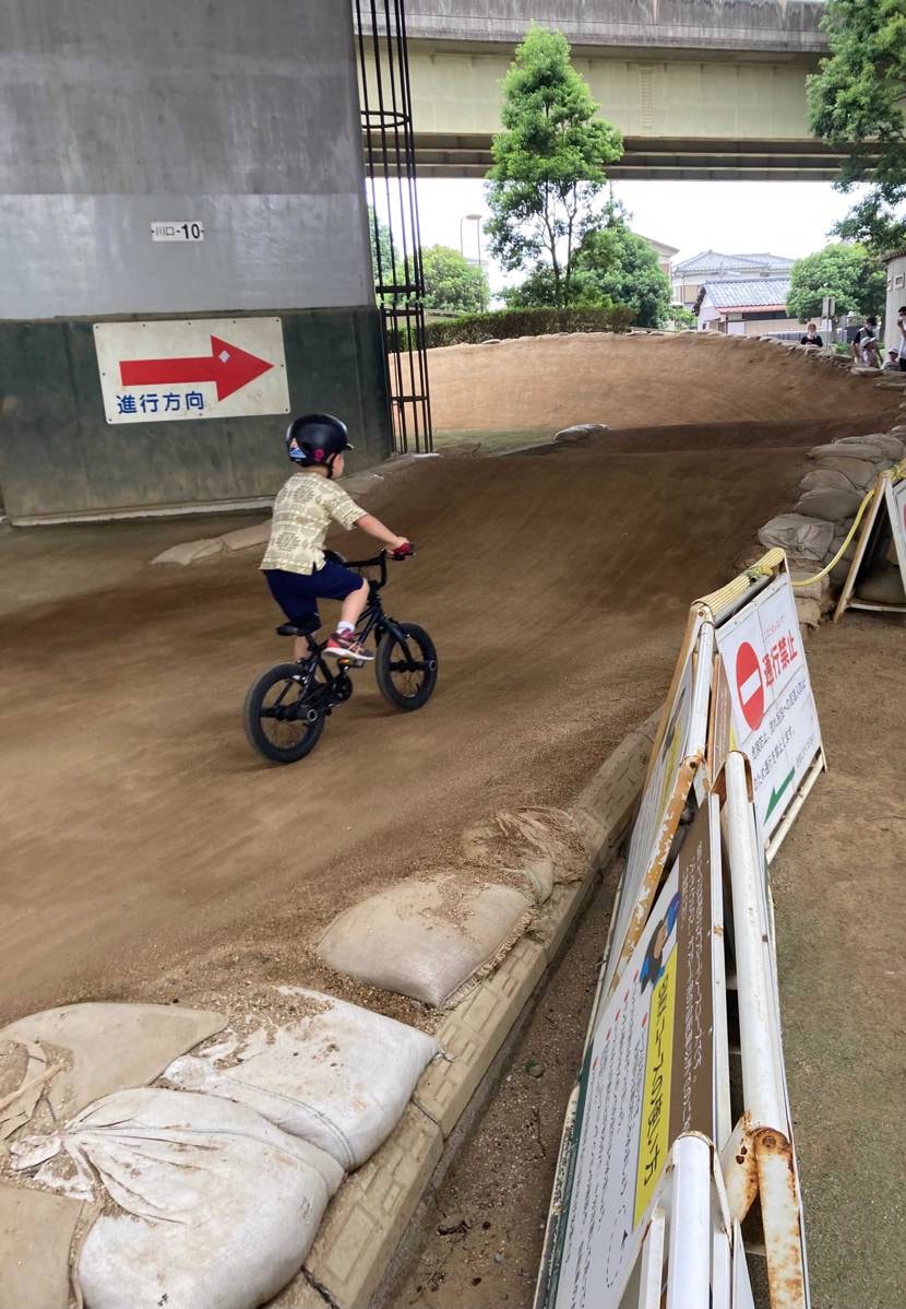 やべぇー白履いてきてしまったw