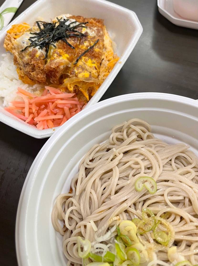 ランチタイム😊暑いので履き替えました😅
ゆで太郎のお蕎麦で