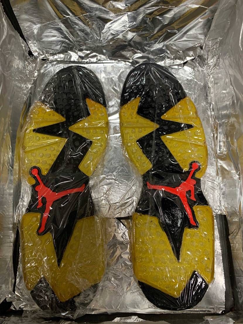 AirJordan6ソールの黄ばみを
バイオレットブライトで