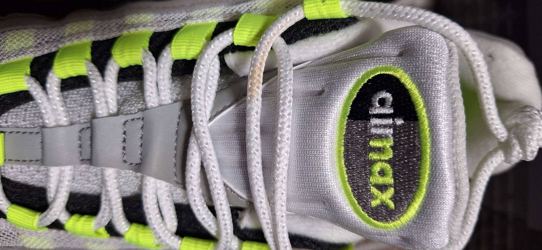 3月5日に新品で購入して開封してみたら
シューレースが汚れていていたのですがこ