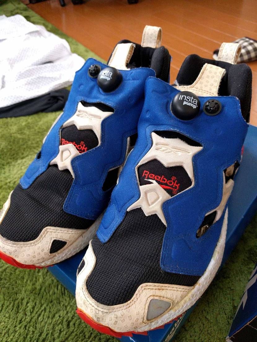 トリコロールだけどインナーソールの裏が黒だからオリジナルともちょっと違う